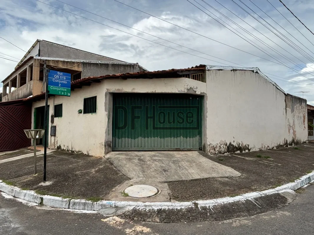 QR 519 Conjunto 2, Samambaia Sul - DF.- 3 dormitórios bem distribuídos, com espa...