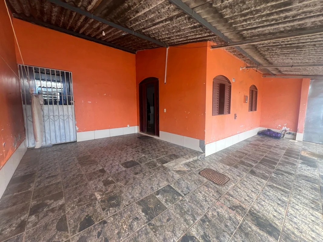 • QNP 30 – Setor P Sul | Ceilândia•Casa na parte alta da rua• 3 quartos (1 suíte...