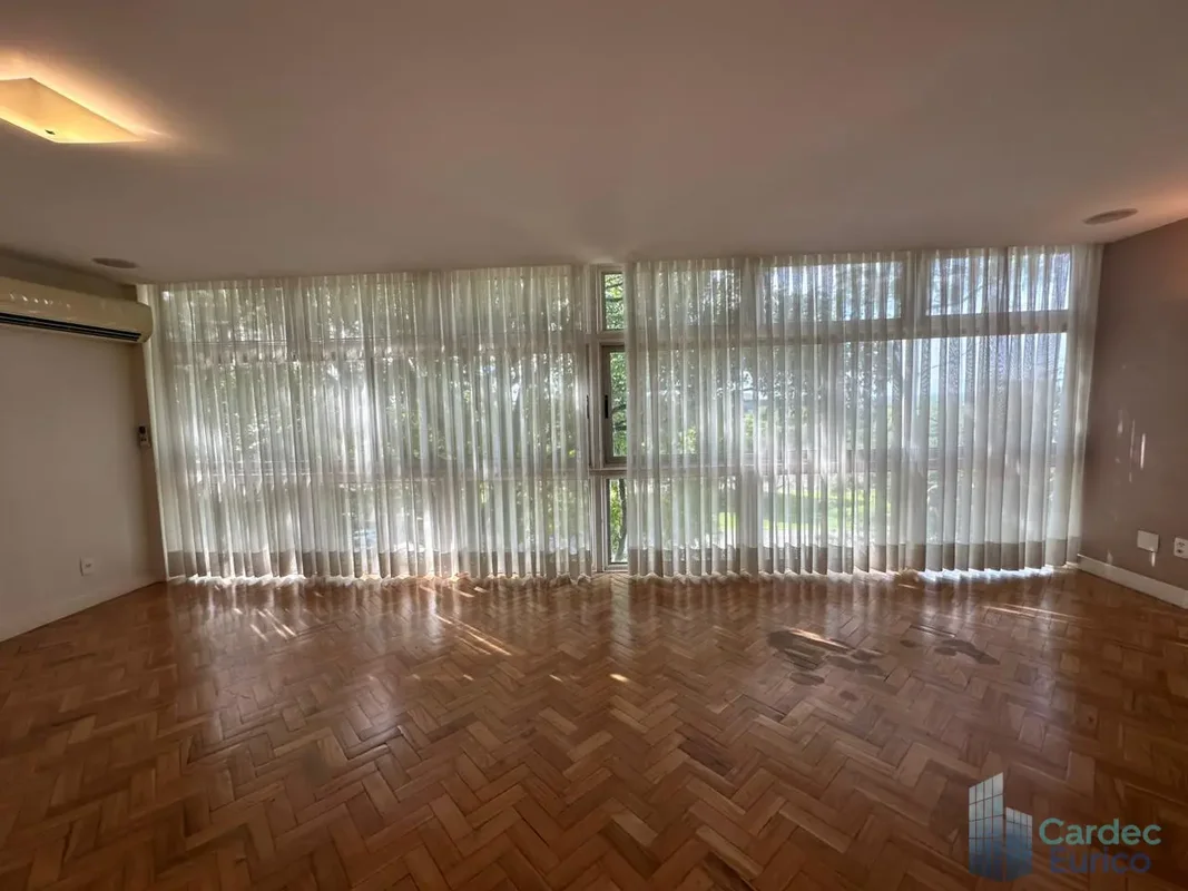 LOCAÇÃOApartamento com 140 m ² 3 quartos, sendo uma suíte com closet, todos clim...