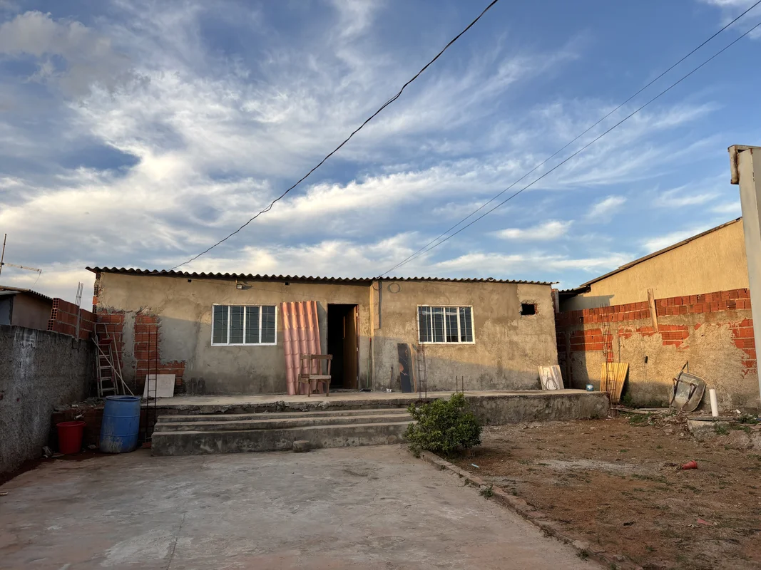 OPORTUNIDADE CASA TÉRREA DENTRO DE CONDOMINIO .4 QUARTOS SENDO 1 SUÍTE;SALA P/ 2...