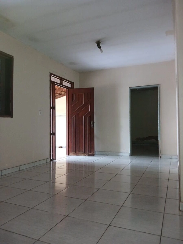 Casa comercial em avenida no setor novo horizonte, sendo 3 quartos amplos, 1 suí...