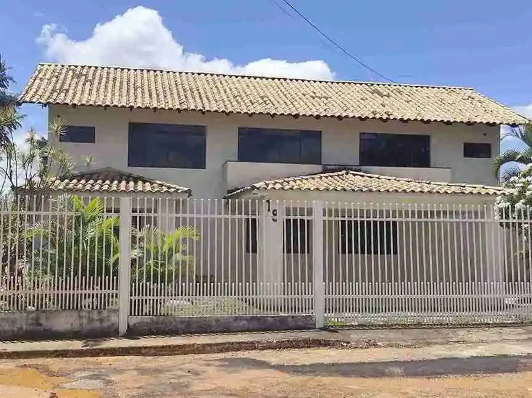 Casa na QI 28 Lago Sul - DESOCUPADALocalizada em uma das quadras mais nobres do ...