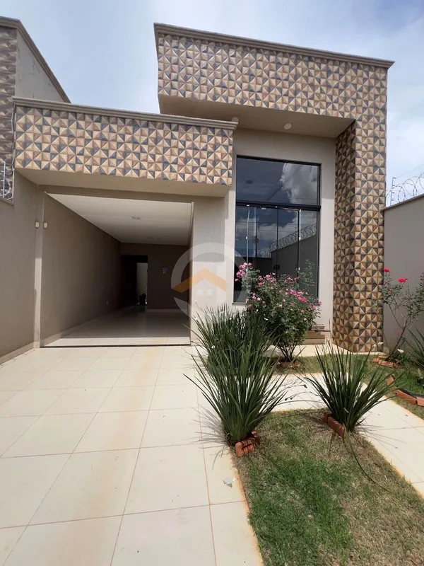 Casa 3 quartos sendo 1 suíte, sala com pé direito alto, porta pivotante e ilumin...