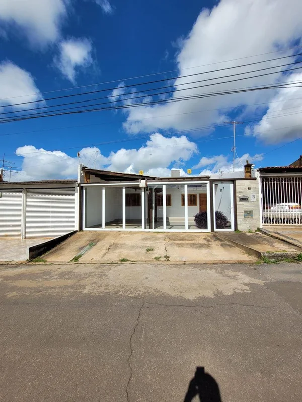 Linda casa na quadra 4 do Setor O, Ceilândia Norte- 3 quartos (sendo duas suítes...