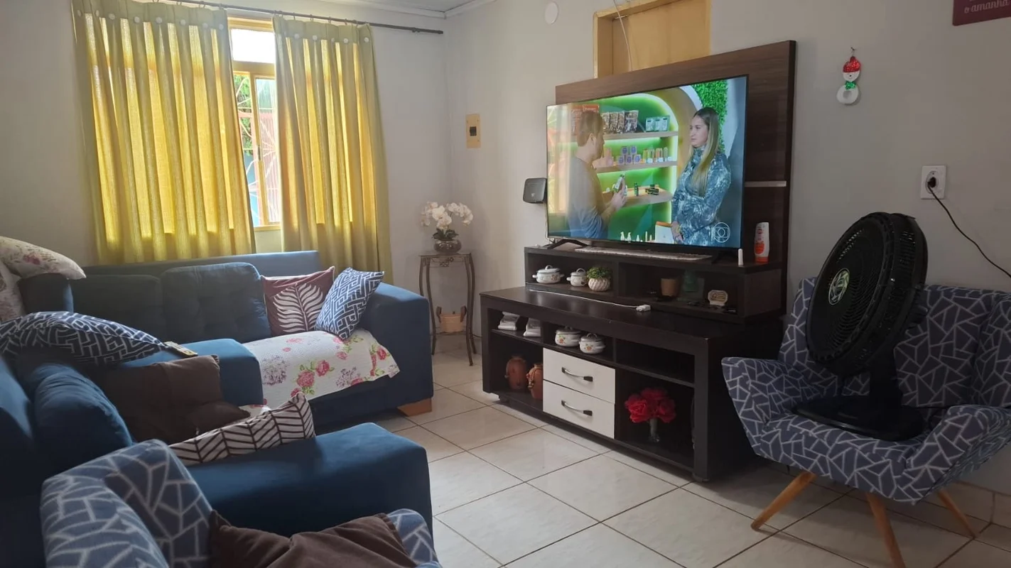 EXCELENTE CASA VAZADA, COM DUAS ENTRADAS INDEPENDENTES. IDEAL PARA MORADIA E REN...