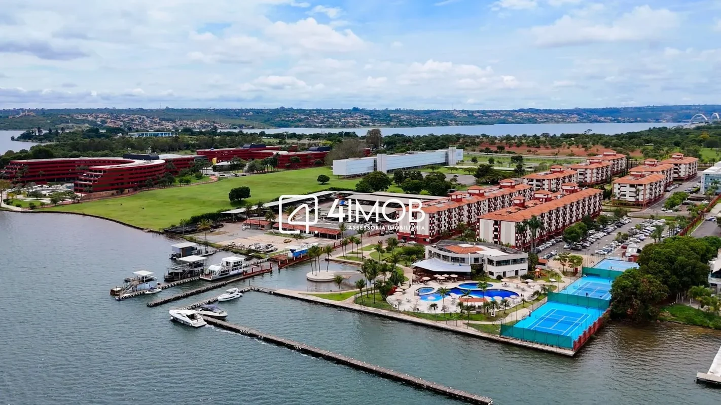 Viva a experiência de morar em um verdadeiro resort às margens do Lago Paranoá.A...