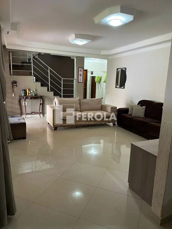 Descubra uma casa sobrado localizada no Condomínio Paraíso, na SHA Conjunto 1 Ch...