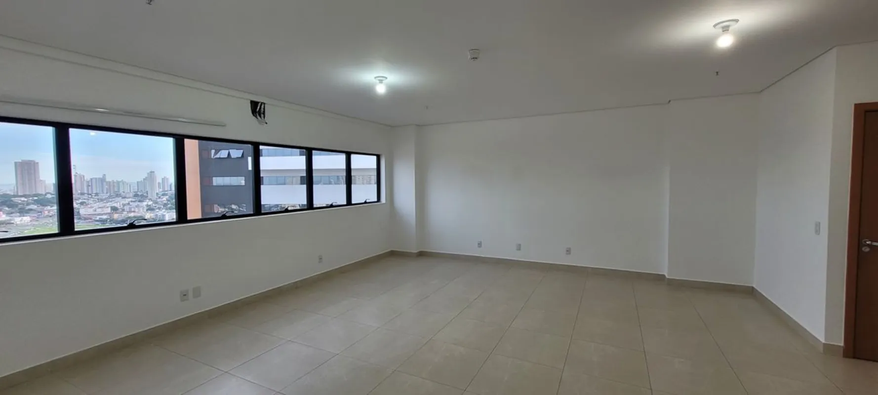 Sala Comercial na Avenida Rio Verde — Pronta para o seu negócio!Seu novo escritó...