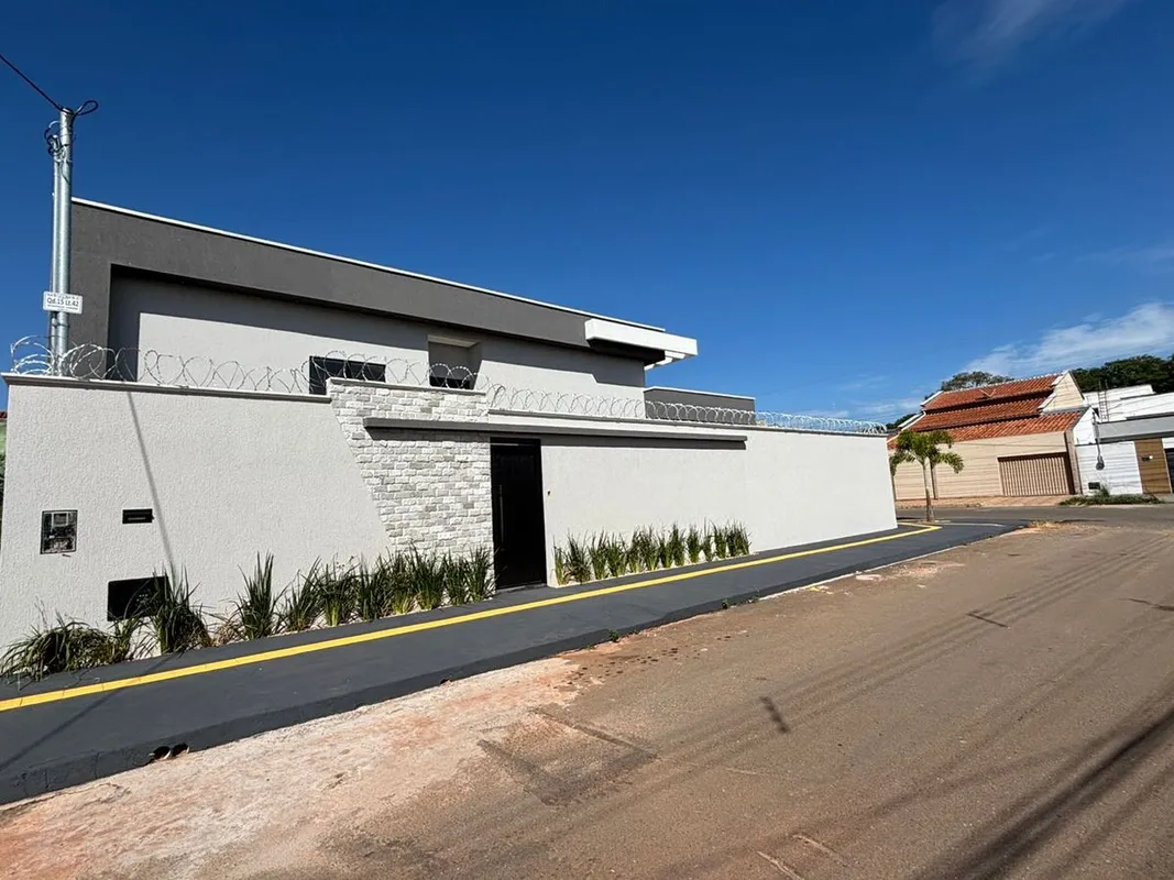 -CASA DE ESQUINA-PÉ DIREITO 5 MTS-3 SÚITES-PIAS ESCULPIDAS-POÇO ARTESIANO-PISCIN...