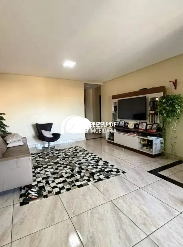 ?? Elizeu DF Imobiliária vende excelente casa na IAPI – Guará II/DFImóvel difere...