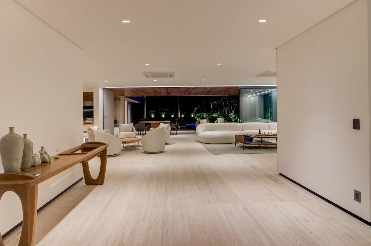 Hall de entrada com vista até o fundo da casa