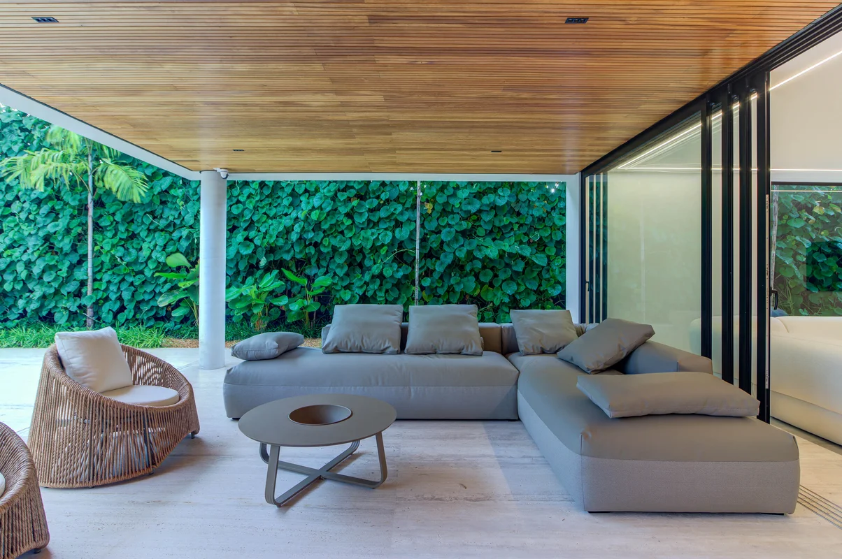 Varanda com sofás e poltronas