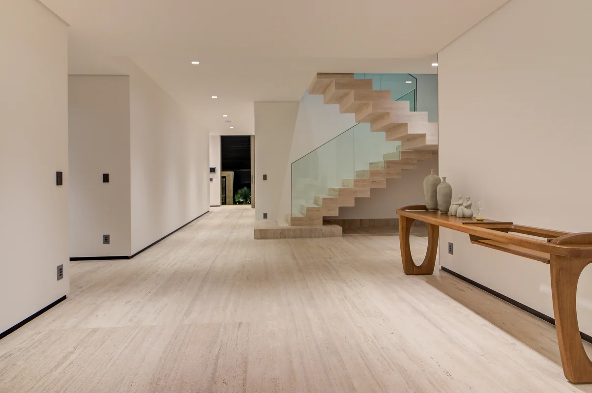 Hall de entrada com vista para a escada