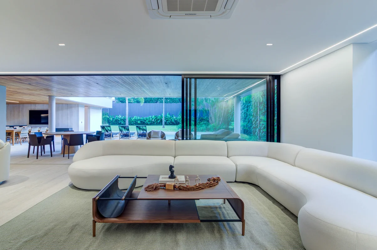 Vista da sala e varanda de dia