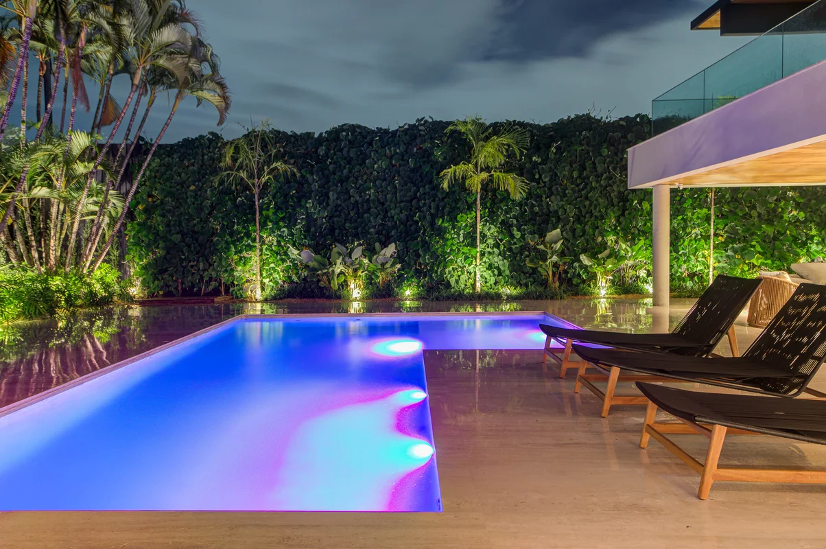 Piscina noturna com luzes acesas