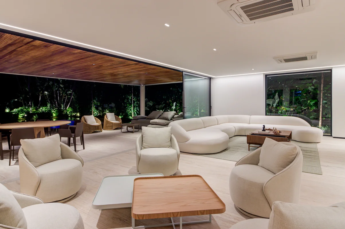 Sala principal com vista para a varanda à noite