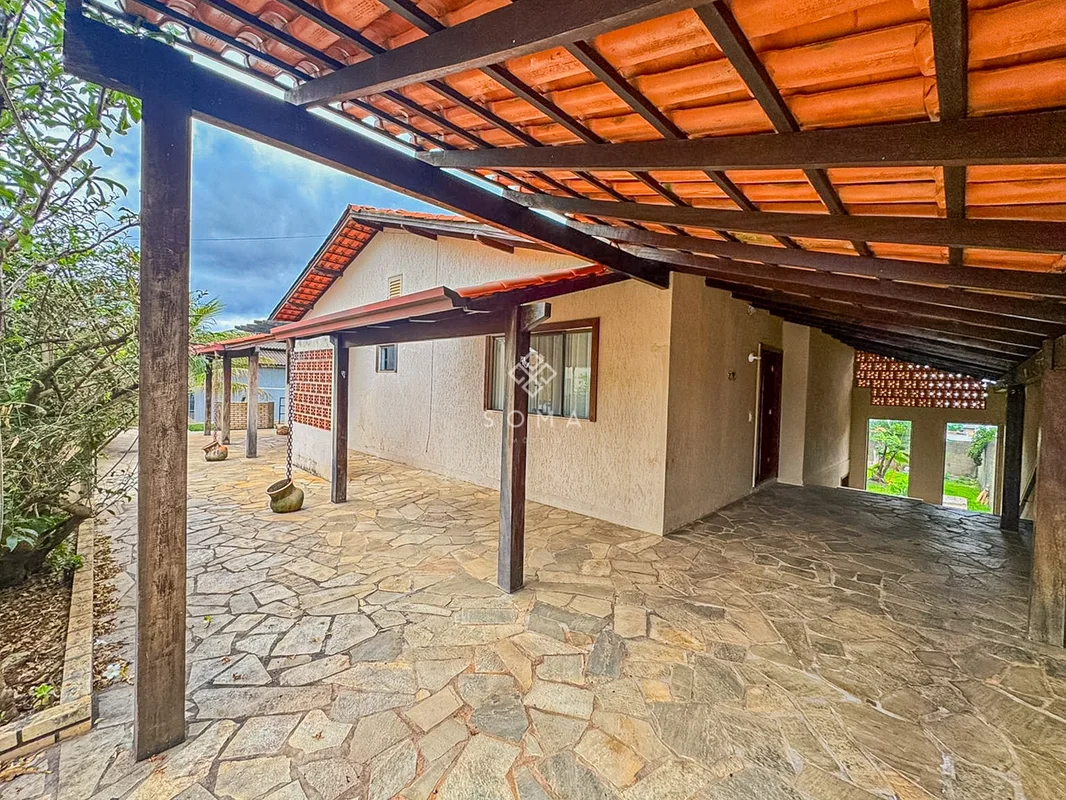 ESPECIFICAÇÕES DA CASA:- Sala ampla- Cozinha com bancada- Suíte com closet- 02 q...