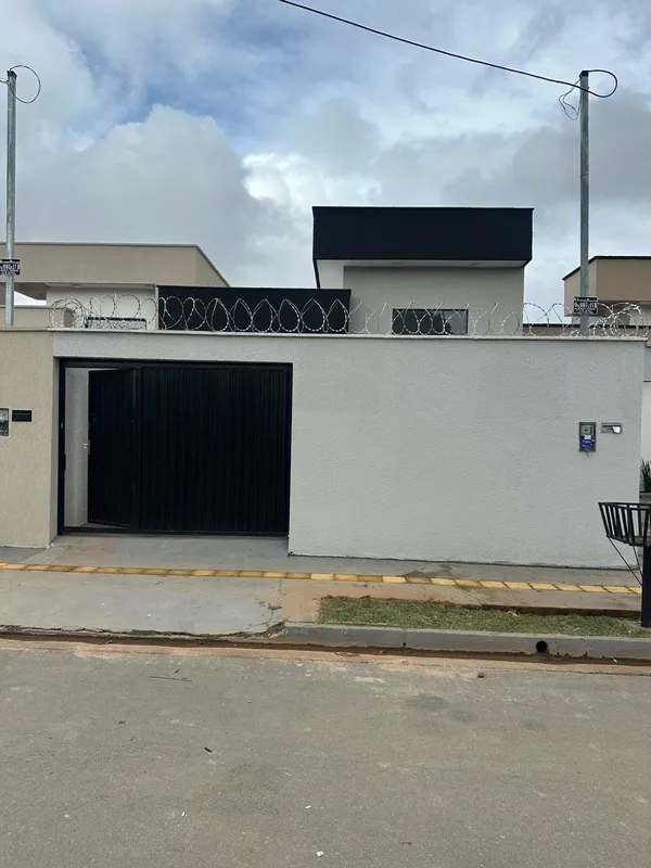 Casa no Setor Buriti Sereno2 quartos sendo 1 suíteBanheiros com nichoCozinha com...