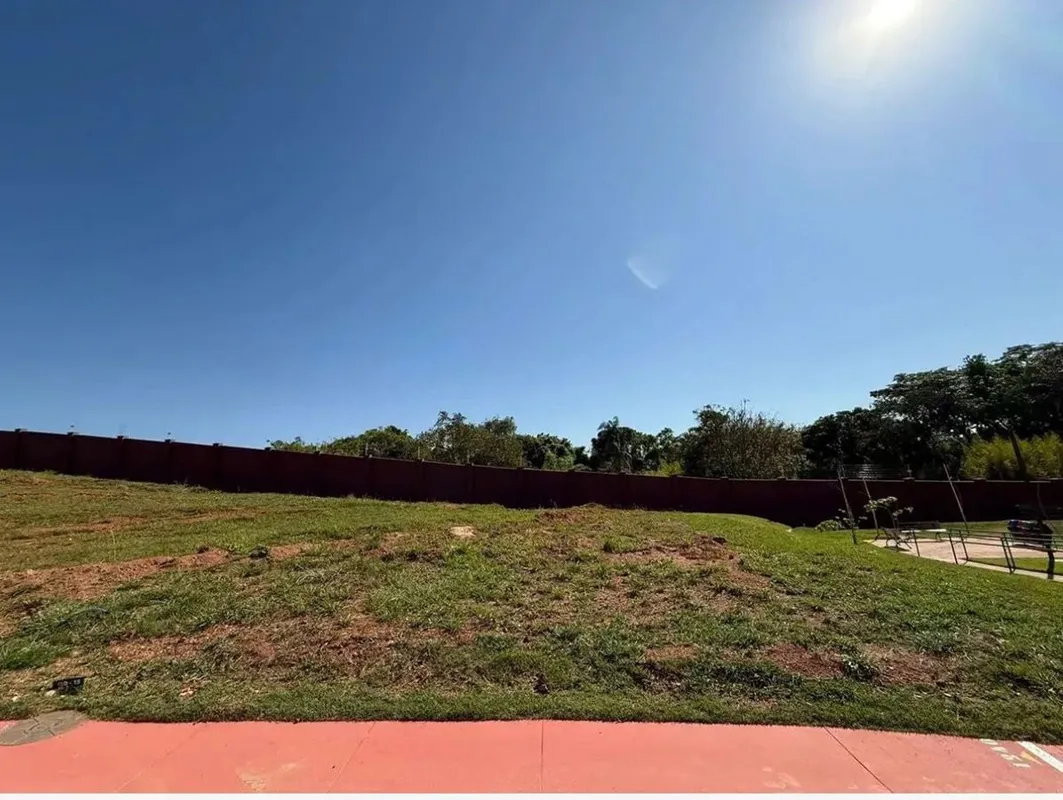 Lote no Jardins VersalhesLote de 296,27m²Ao lado da mataPlanoCondomínio com laze...