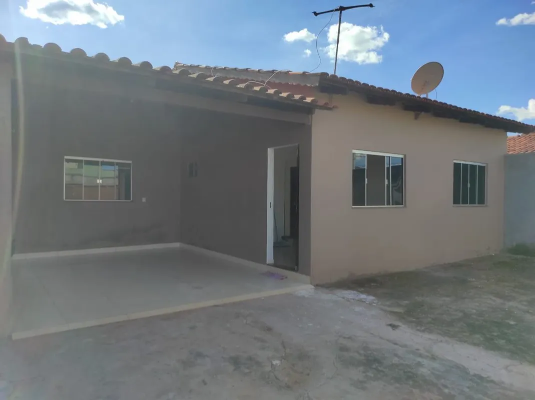 Casa com 2/4, sala de estar, sala de jantar (copa) cozinha americana, banheiro s...
