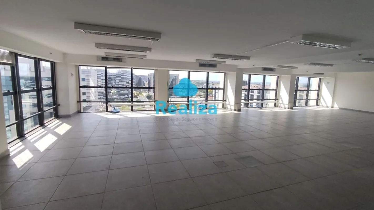 Sala em vão livre reformada, piso granito, ar condicionado central e tubulação p...