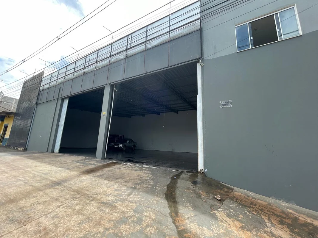 OTIMA OPORTUNIDADE DE LOCAÇÃO GALPÃO DE ESQUINA NO ITAPOÃ.- Espaço amplo- Escrit...
