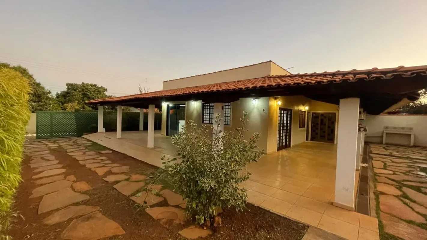 Descubra uma casa acolhedora e prática no Condomínio Ecológico Parque do Mirante...