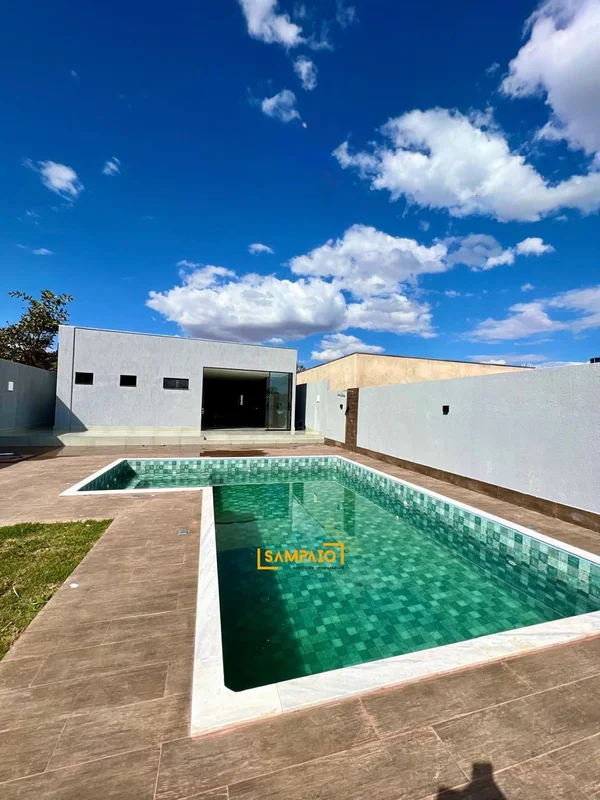 Descubra uma casa moderna e confortável no coração do Lago Norte, em Brasília, l...