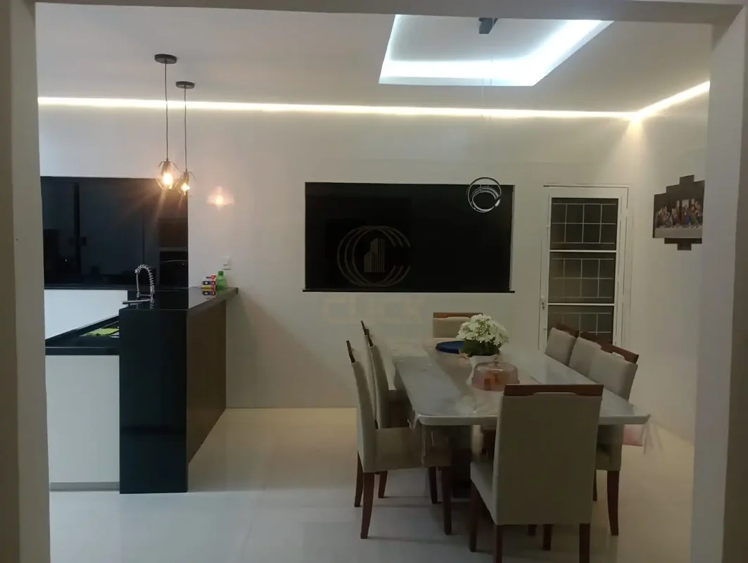 3 quartos uma semi suíte Garagem para 3 carros Sala cozinha gourmet Área de chur...