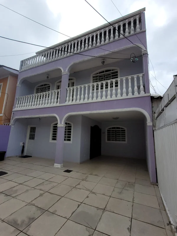 Fm Imóveis oferece essa casa térrea, com excelente localização, no coração do Gu...