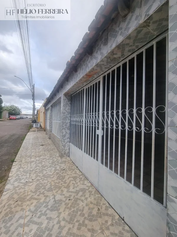 Ótima casa no Setor Leste toda na laje. Com 3 quartos, 2 banheiros, 2 salas e ga...