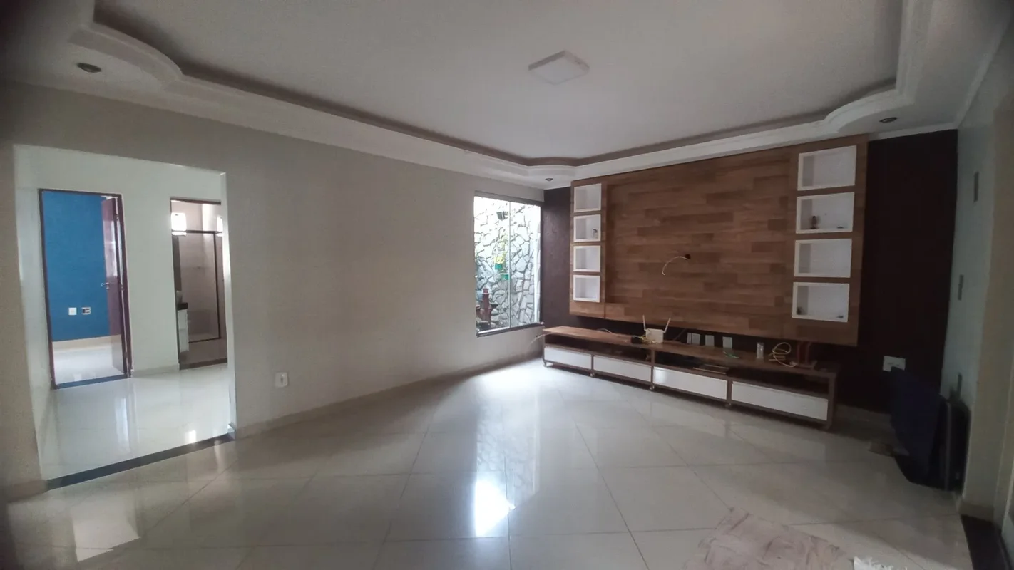 Imagine morar na tranquilidade do Setor Leste, em Gama, DF, com uma casa espaços...