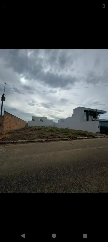 esse terreno está rodeado de muro, porém faz parte do vizinho.área de 540 m² , a...