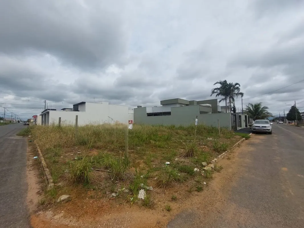 Características do terreno:Área total: 313.60 m²Frente: 20 mFundo: 20 mLado dire...