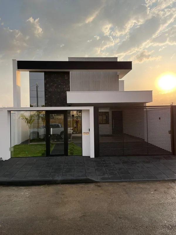 Casa com três quartos, sendo uma suíte com closet., Banheiro social, Sala e espa...