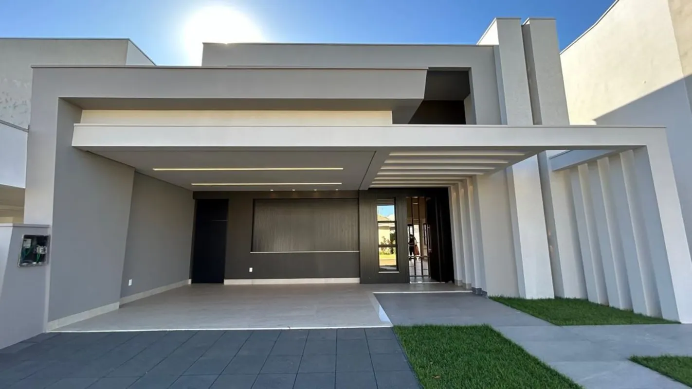 Casa de alto padrão em condomínio fechado, com 03 suítes amplas e bem distribuíd...