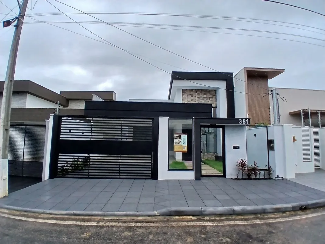 Linda casa com 01 suíte com closet, 02 quartos, banheiro social, sala de estar e...