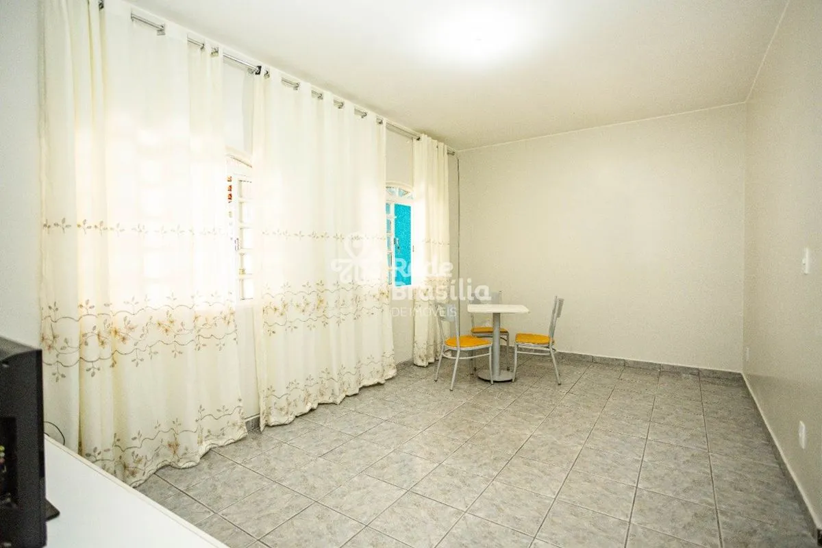 SOBRADO COM DOIS PAVIMENTOS E GARAGEM COBERTA PARA 2 CARROSExcelente oportunidad...