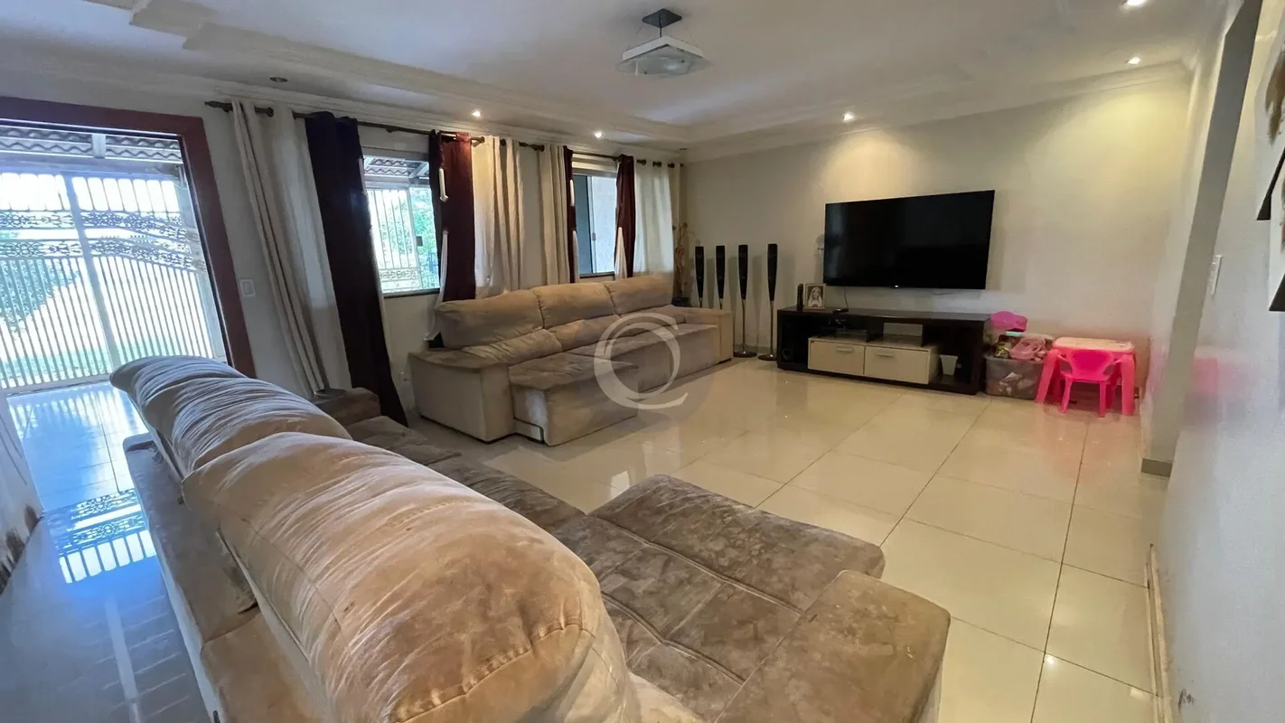 Descubra uma casa incrível na Quadra 4, no SETOR SUL, GAMA, DF. Com 3 suítes e a...