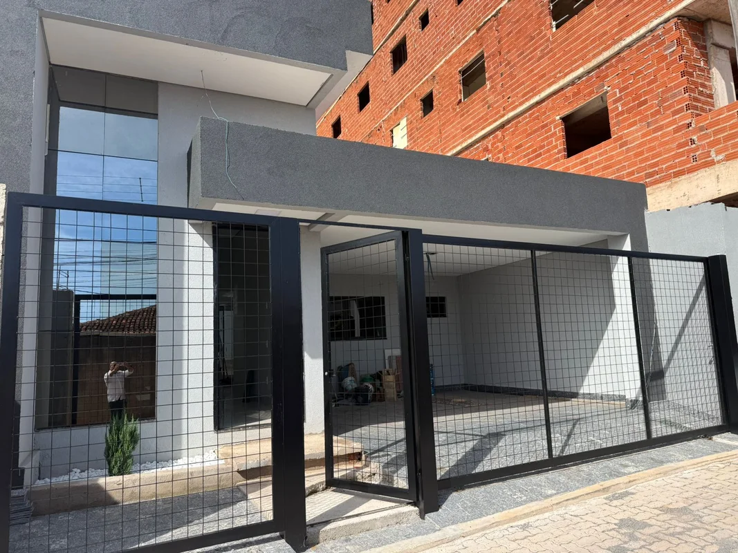 Descubra uma oportunidade única em Vicente Pires: uma casa espaçosa e bem locali...