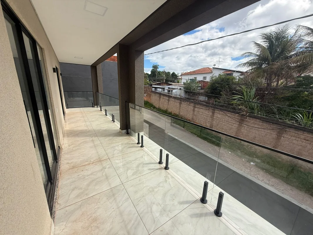 Imagine viver em uma residência de 300m² na tranquila e valorizada Chacará 65A, ...