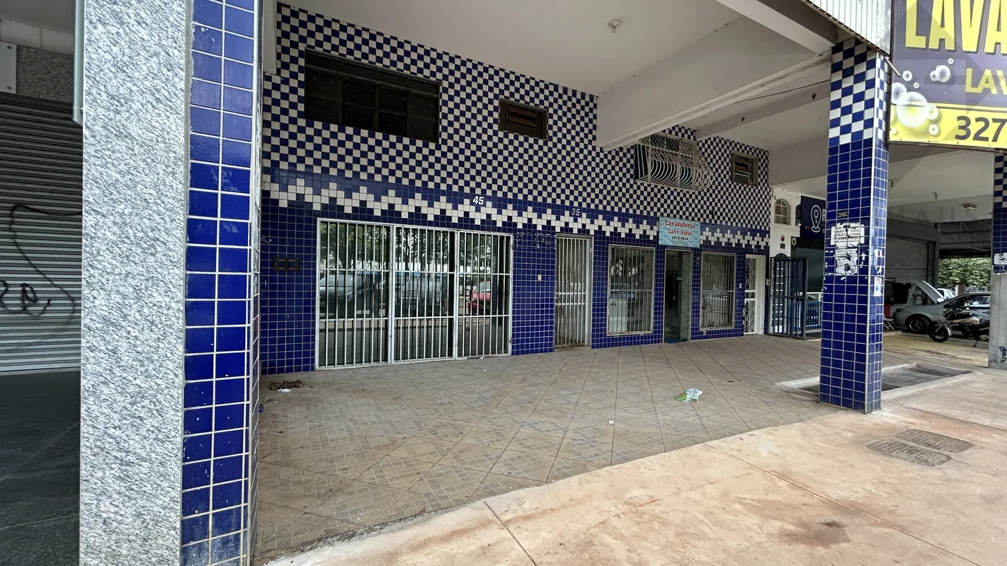 Loja com subsolo, frente para W3, excelente localização. Toda gradeada, iluminaç...
