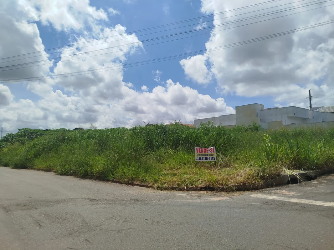 Lote de esquina, plano, com 550 m² , ótima localização para construção residenci...