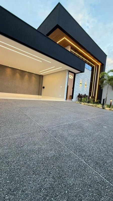 Belissíma Mansão na melhor localização do setor Moinho dos Ventos.Fachada modern...