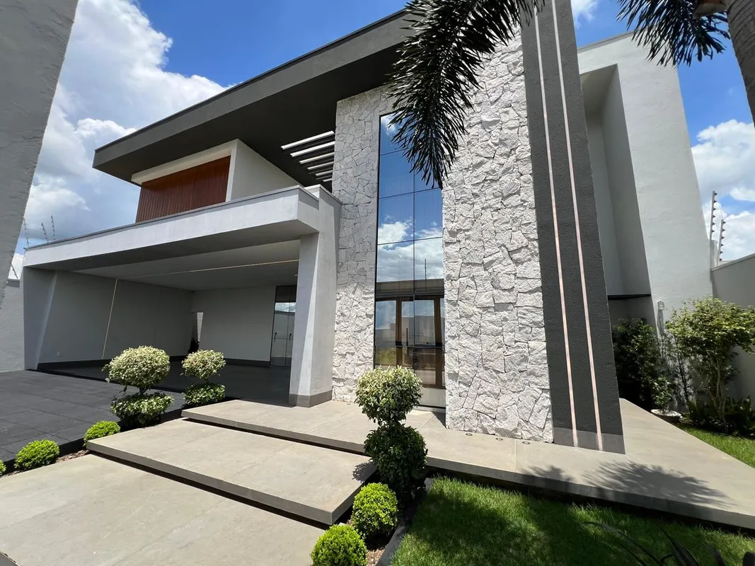 - Terreno: 540 m2- Area construída 300 mts- Area coberta 327 mts- 3 Suítes (Send...