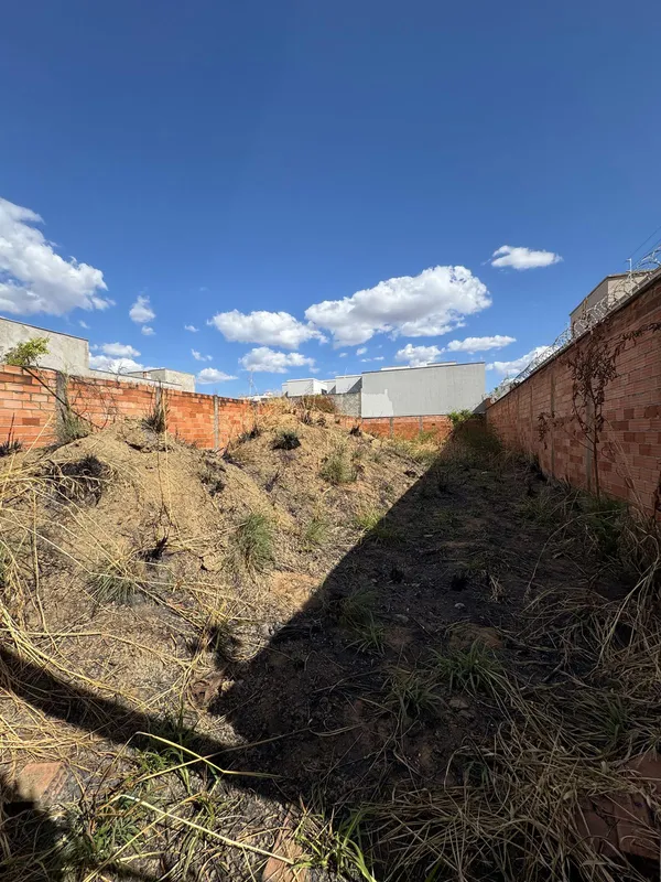 Lote nascente localizado Setor Três Marias 1 etapa. - Lote já murado, com dimens...