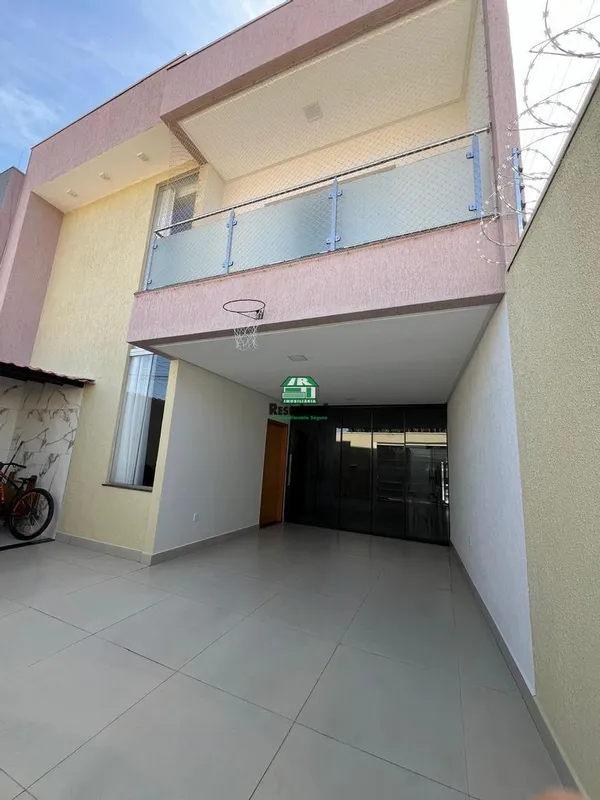 Casa com localização próxima ao colégio Militar César Toledo.3 quartos sendo 2 s...