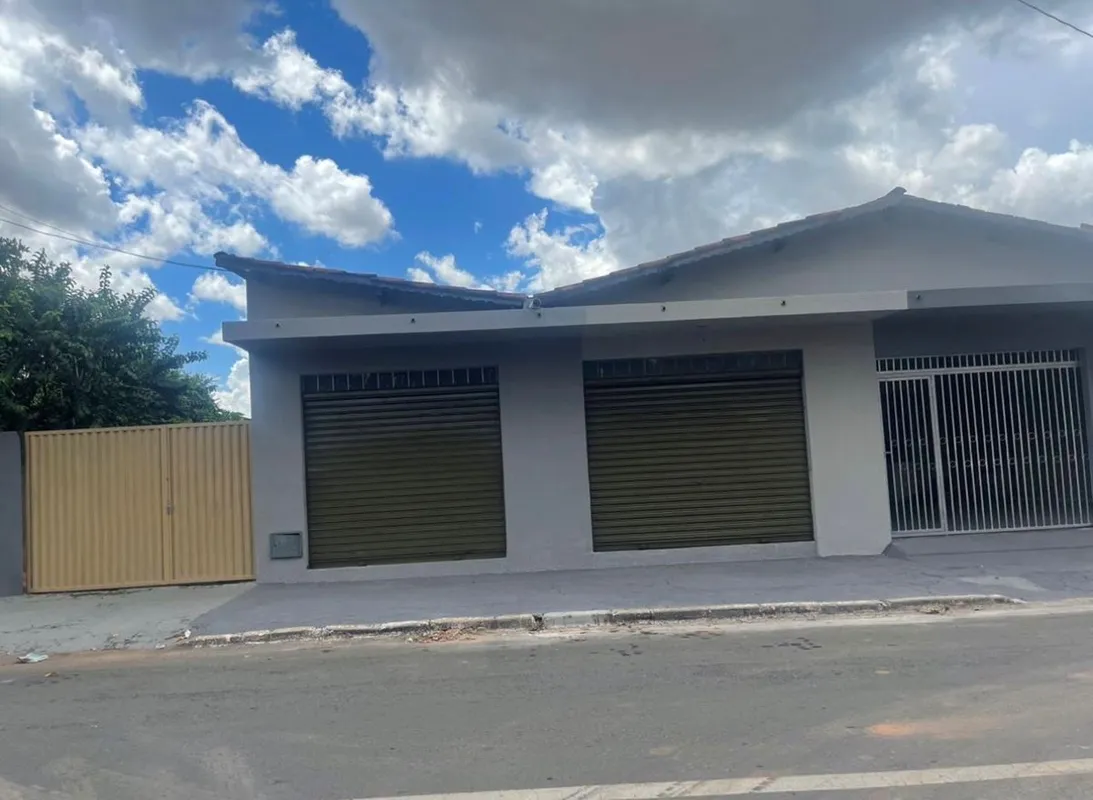 Área com 330m2 com duas casas construídas, sendo uma 2 quartos sendo 1 suite, sa...
