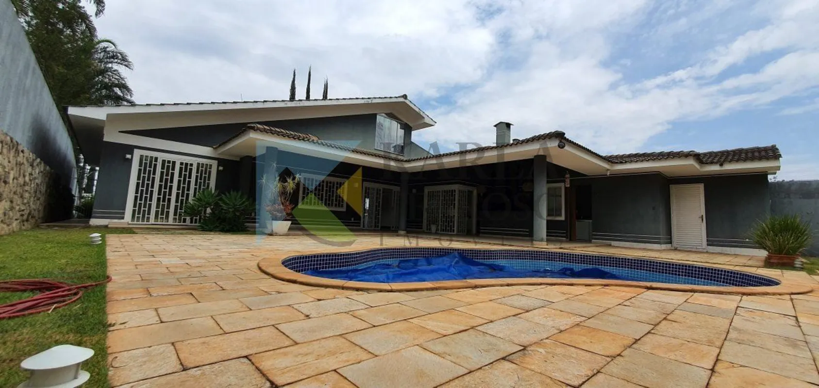 Localizada na quadra mais NOBRE do Condomínio VILLE DE MONTAGNE.Casa MODERNA, SE...