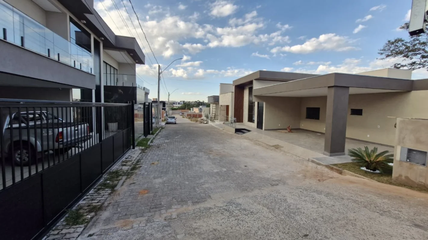 LOTE EM CONDOMINIO FECHADO , PRONTO PARA CONSTRUIR,TODO MURADO E ATERRADO, COM Á...